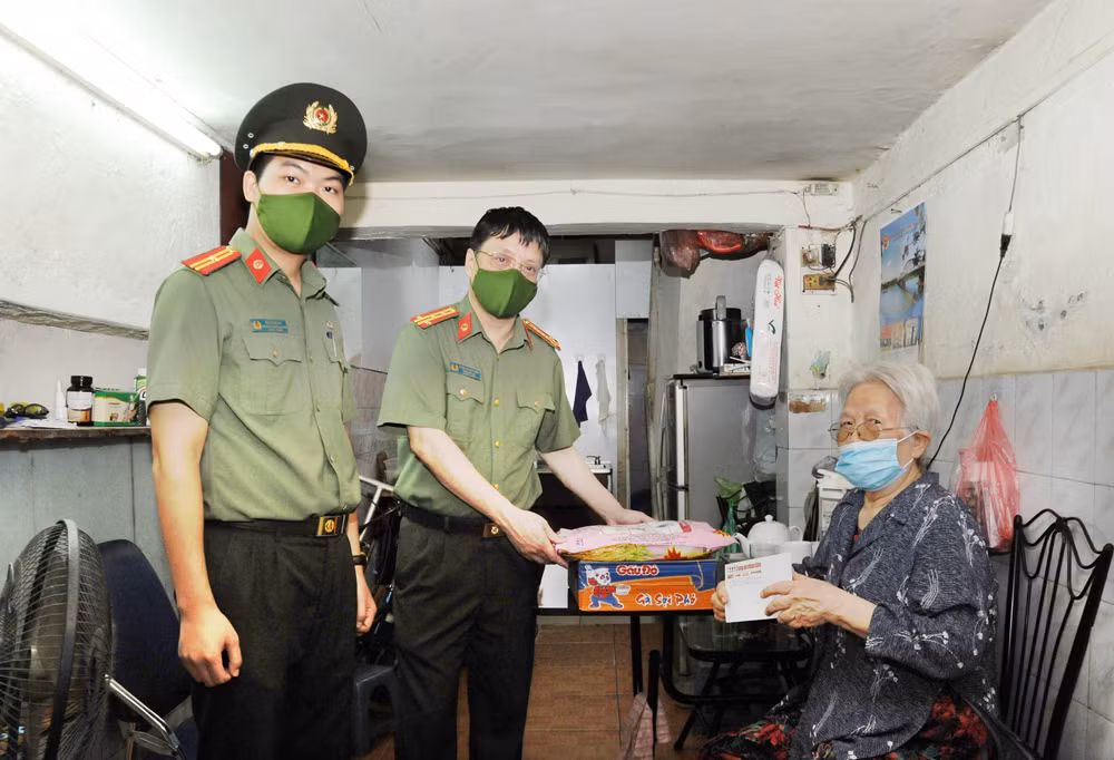 Chia sẻ khó khăn, hỗ trợ thiết thực cho người dân cùng vượt qua đại dịch -1