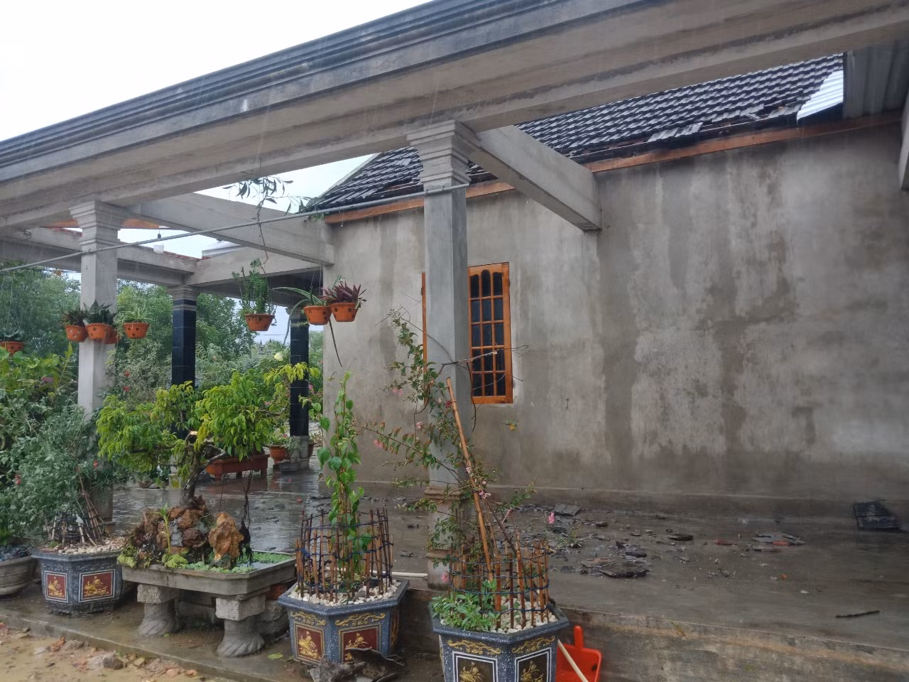 Hàng chục nhà dân ở Huế tốc mái do ảnh hưởng bão số 5 -1