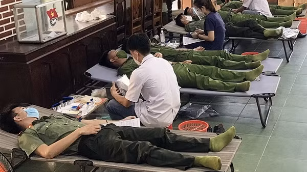 Công an vùng cao Nam Trà My hiến máu tình nguyện giữa mùa dịch COVID-19