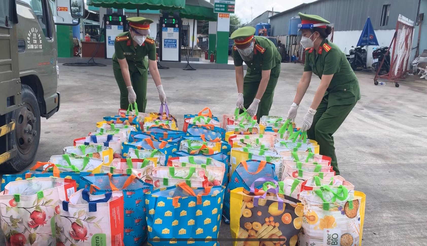 Công an TP Hồ Chí Minh tiếp tục trao tặng 2.750 phần quà cho người dân khó khăn -0
