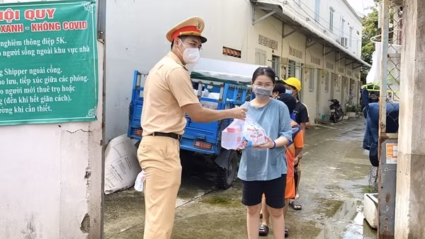 100.000 máy tính sẽ được trao tới học sinh nghèo ảnh 2