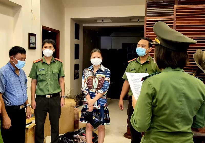 (NÓNG TRONG TUẦN) Tự chế giấy đi đường để “thông chốt”; cô gái 19 tuổi chuyên “giăng bẫy tình” -0