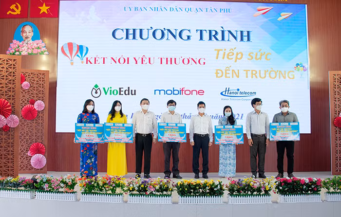 MobiFone trao 100 phần quà hỗ trợ học trực tuyến tới học sinh có hoàn cảnh khó khăn -0