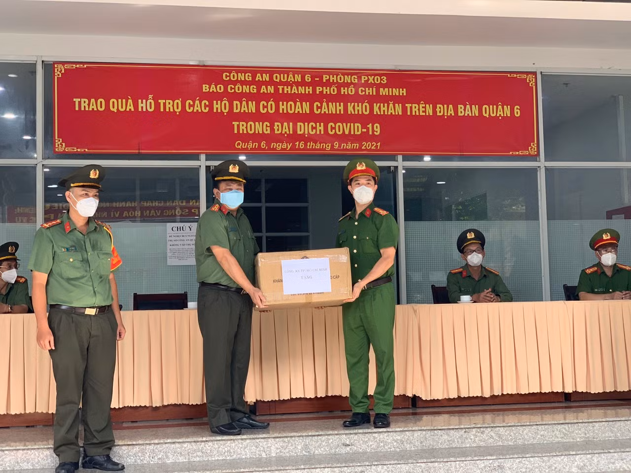 Công an TP Hồ Chí Minh thăm hỏi, tặng 1.000 phần quà cho người dân -0