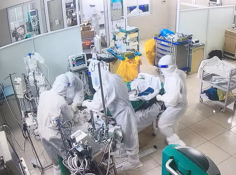 “Cuộc chiến” ở tầng điều trị bệnh nhân COVID-19 cao nhất của Hà Nội -0