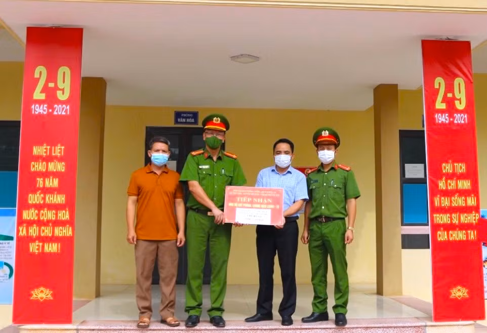 Trung đoàn Cảnh sát cơ động Thủ đô tặng smartphone giúp học sinh khó khăn học trực tuyến -0