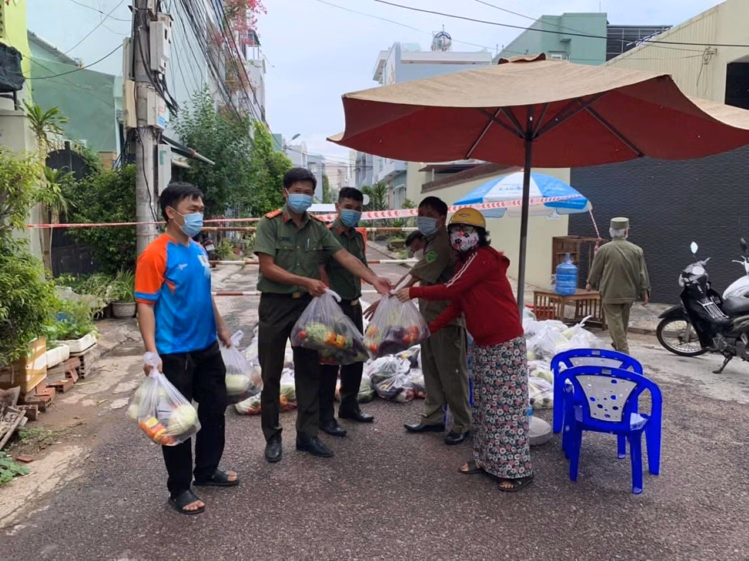Công an hỗ trợ 10 tấn rau, củ quả cho người dân Bình Định tại các khu vực cách ly, phong tỏa -0