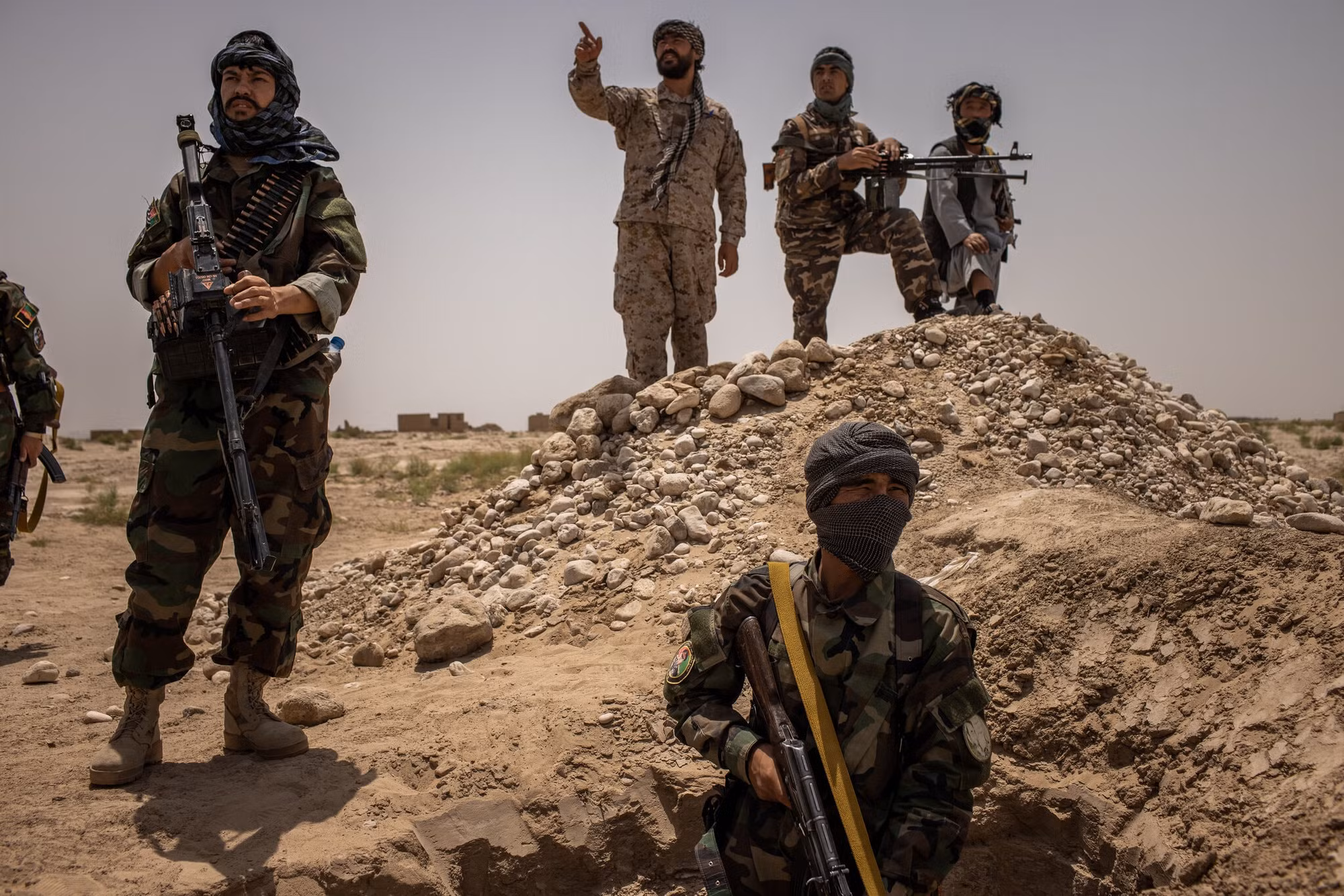 Các tay súng chống Taliban ở Afghanistan. Ảnh: NYT