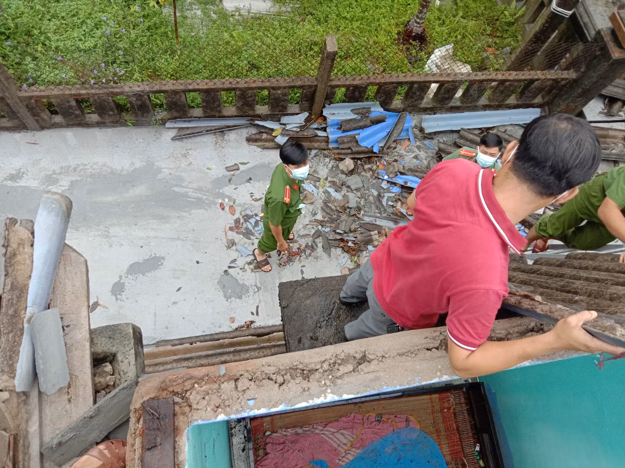 Công an xã ở Thừa Thiên Huế nỗ lực giúp dân khắc phục hậu quả mưa bão -0