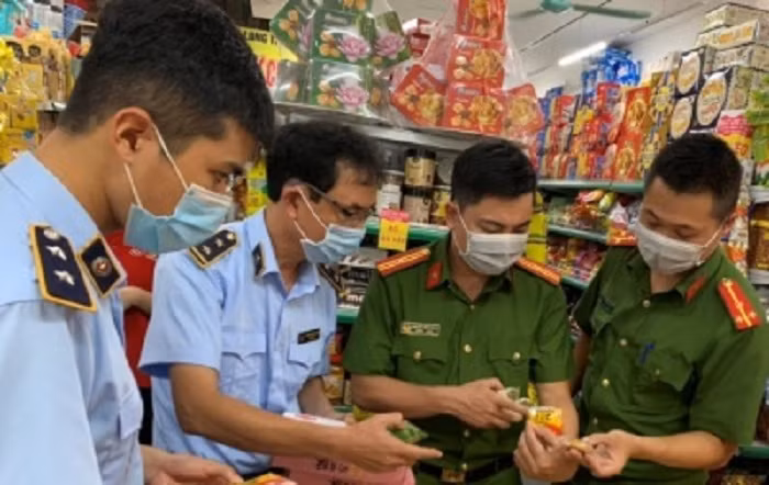 Liên tiếp xử phạt và tiêu hủy bánh trung thu không rõ nguồn gốc -0