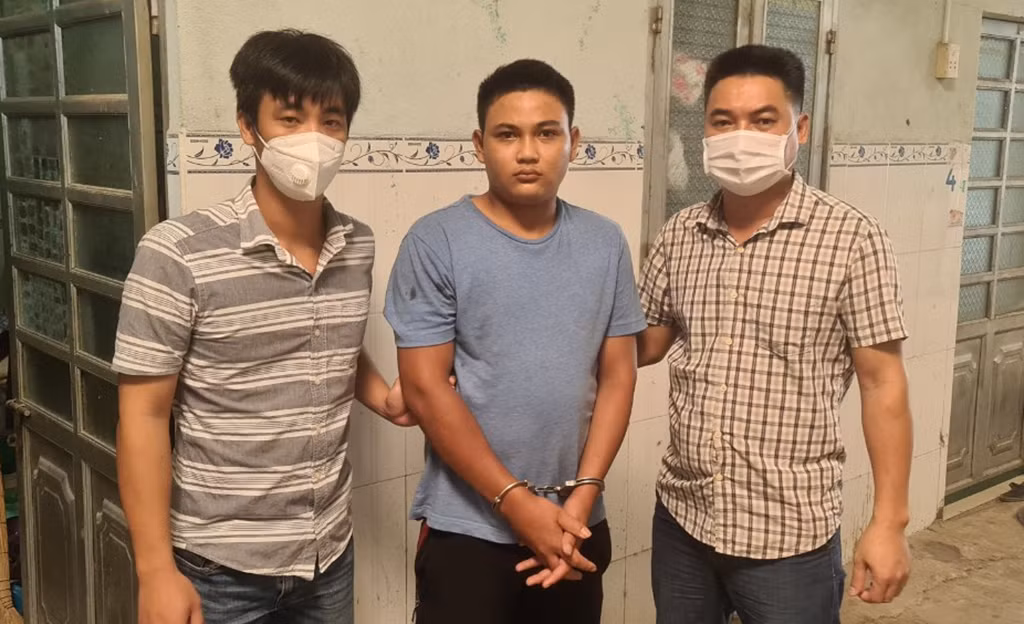 Công an huyện bắt nóng đối tượng truy nã -0