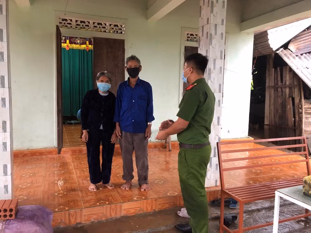 Công an đã liên lạc được với 45 người Cơ Tu đi làm ăn trong rừng -0