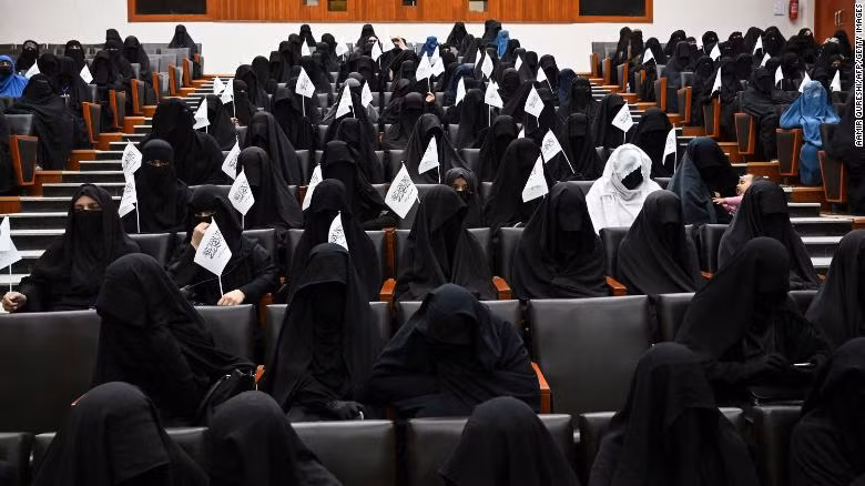 Phụ nữ Afghanistan chưng diện áo quần phản đối Taliban -0