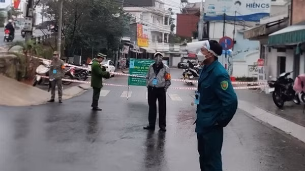 Bệnh nhân nam đưa bố đi điều trị tại Bệnh viện Việt Đức làm lây lan dịch bệnh ảnh 4