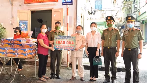 Đường dây nóng những ngày đỉnh dịch ảnh 6