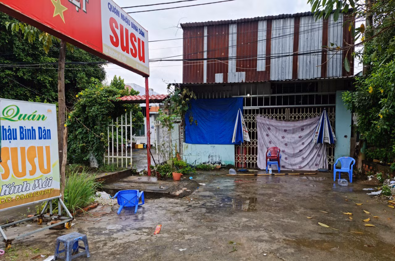 Thanh niên tiếp thị đâm 3 chị em, khiến 2 người chết -0