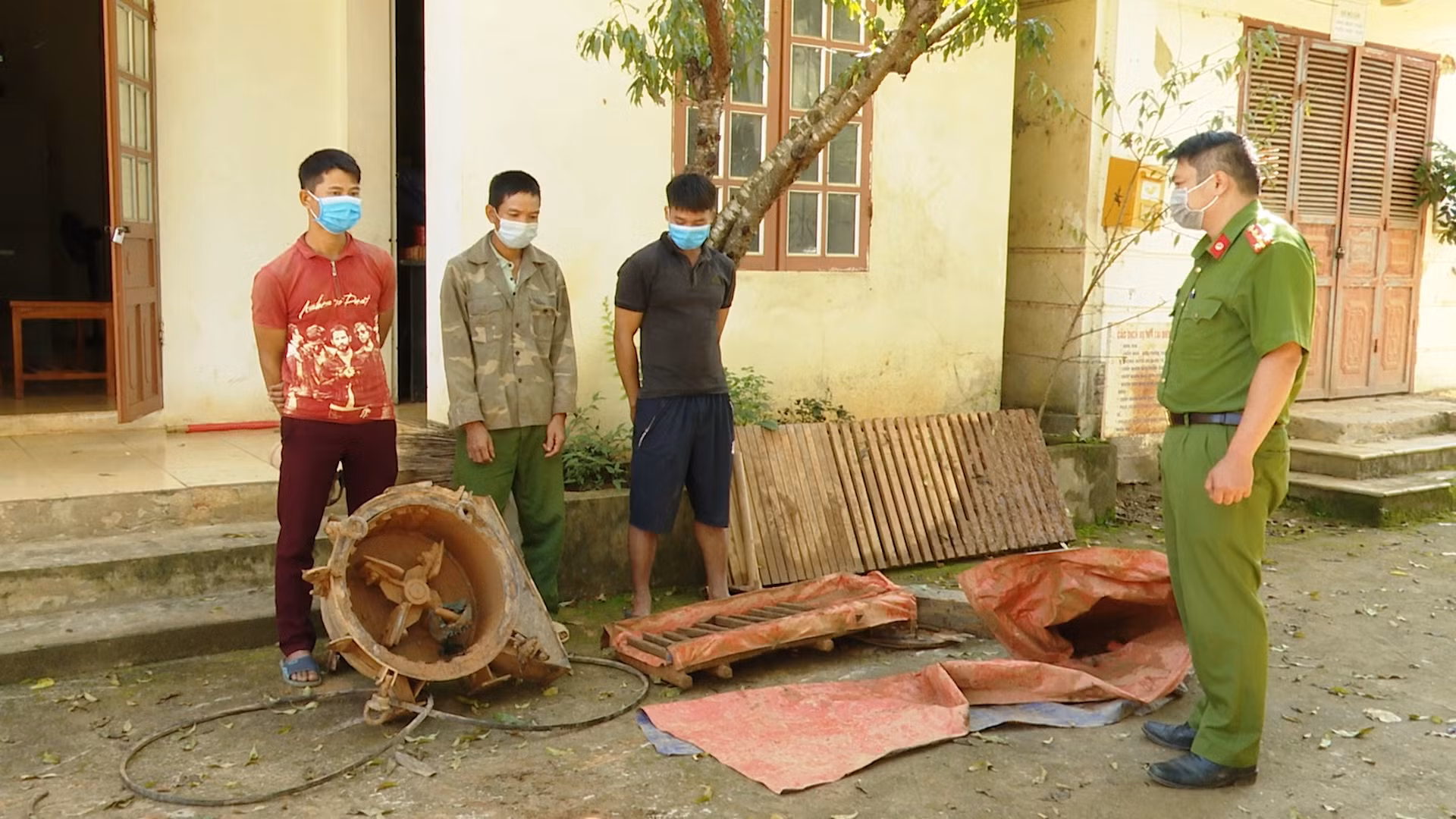 Hai bố con cùng cháu ruột rủ nhau đi khai thác vàng -0