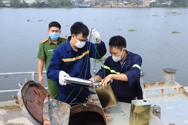 Công an lấy mẫu xăng trên phương tiện thủy các đối tượng đang vận chuyển.