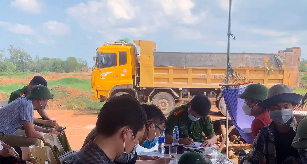 Bắt quả tang vụ khai thác đất không đúng khung thời gian quy định -0