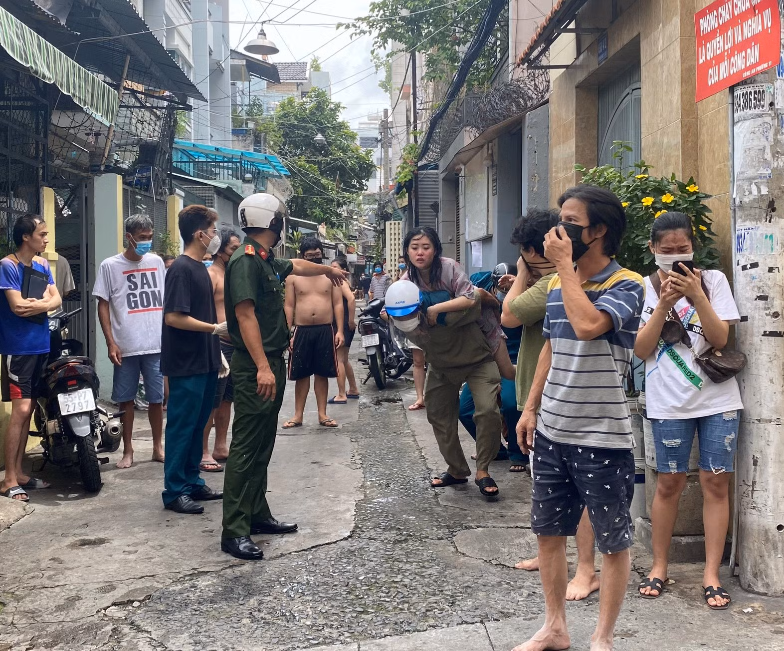 Hướng dẫn, giải cứu 40 người thoát khỏi căn nhà 4 tầng bị cháy trong hẻm -0