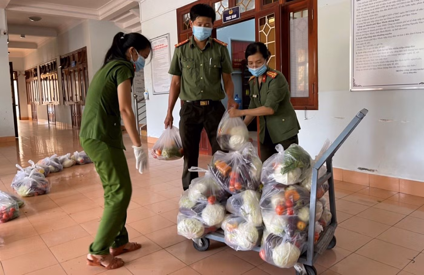 Công an Quy Nhơn hỗ trợ 10 tấn rau, củ quả cho người dân các khu vực cách ly, phong tỏa -0