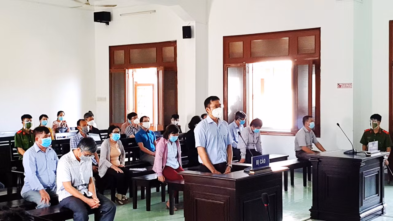 Hoãn phiên tòa xét xử 18 bị cáo trong vụ lộ đề thi tuyển công chức ở Phú Yên -0