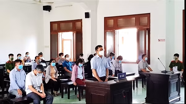 Hoãn phiên tòa xét xử 18 bị cáo trong vụ lộ đề thi tuyển công chức ở Phú Yên