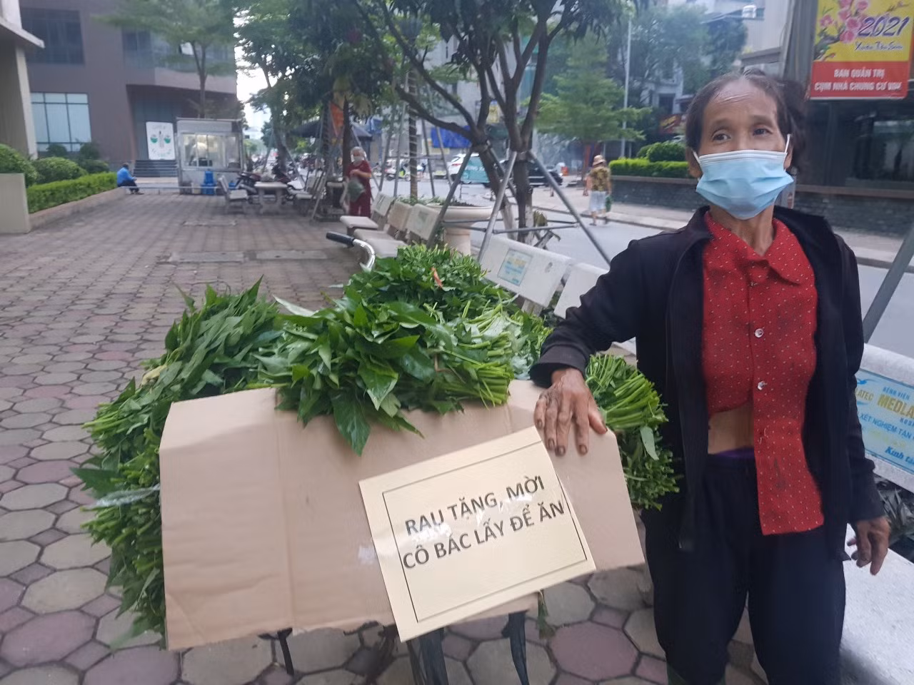 Chuyện hai người bán rau nghèo làm từ thiện -0