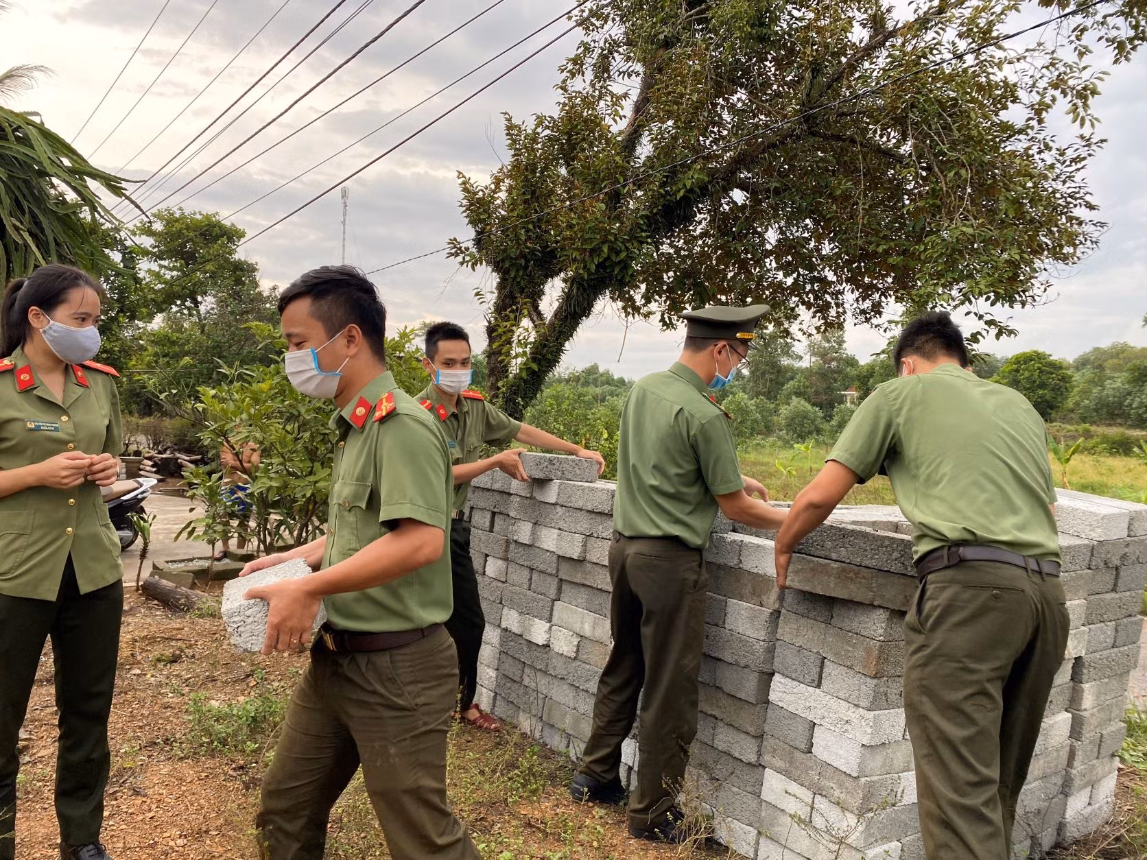 Công an xã ở Thừa Thiên Huế nỗ lực giúp dân khắc phục hậu quả mưa bão -0