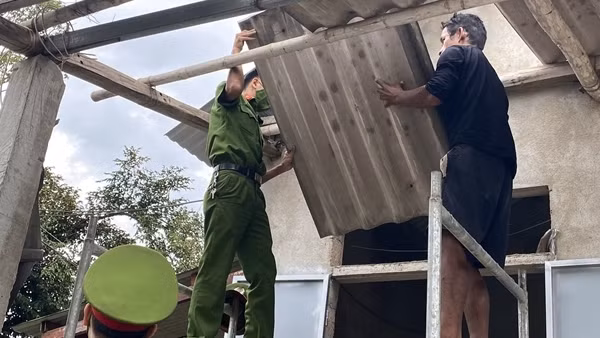 Hết lòng giúp người dân vượt qua "cơn bão COVID-19" ảnh 3