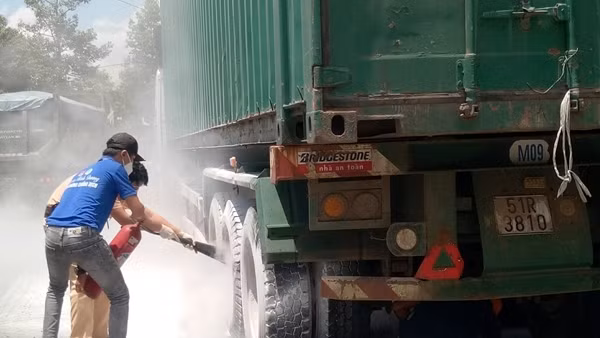 CSGT cứu người phụ nữ đang lái xe bị đột quỵ ảnh 3