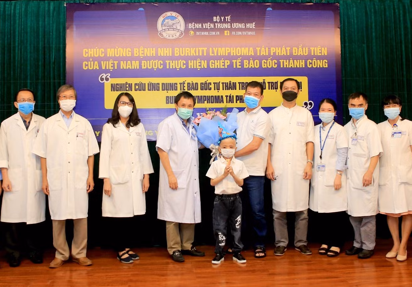 Bác sĩ tình nguyện hiến máu thực hiện ca ghép tủy cứu cháu bé 7 tuổi -0