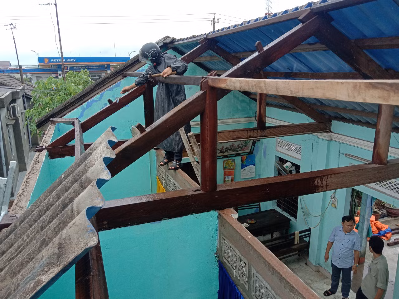 Công an xã ở Thừa Thiên Huế nỗ lực giúp dân khắc phục hậu quả mưa bão -0