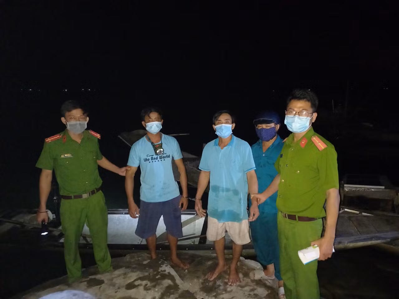 Công an xã bảo vệ tài sản cho người dân trong khu cách ly, phong tỏa -0