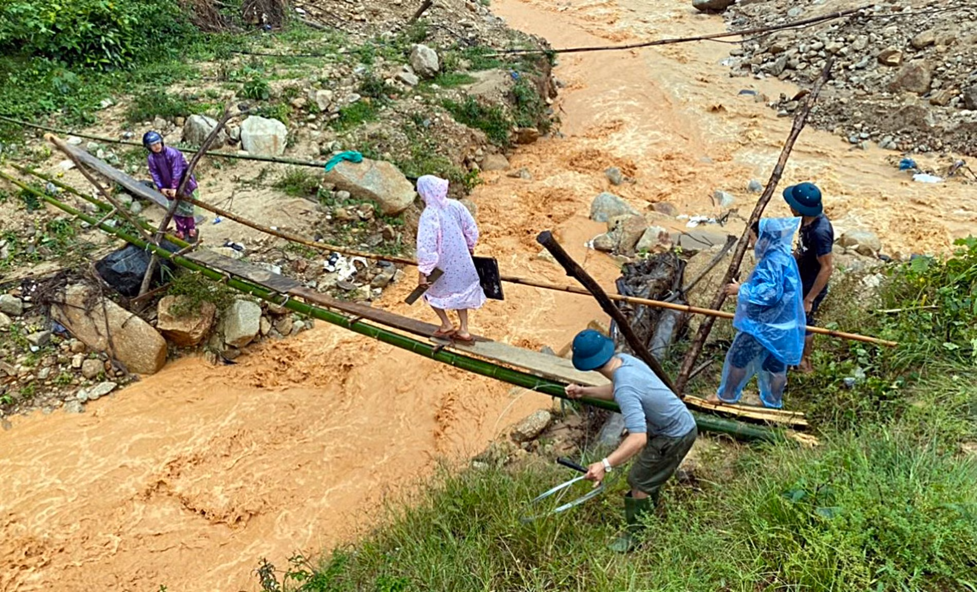 Công an xã bám địa bàn, giúp đỡ nhân dân trong mưa bão -0