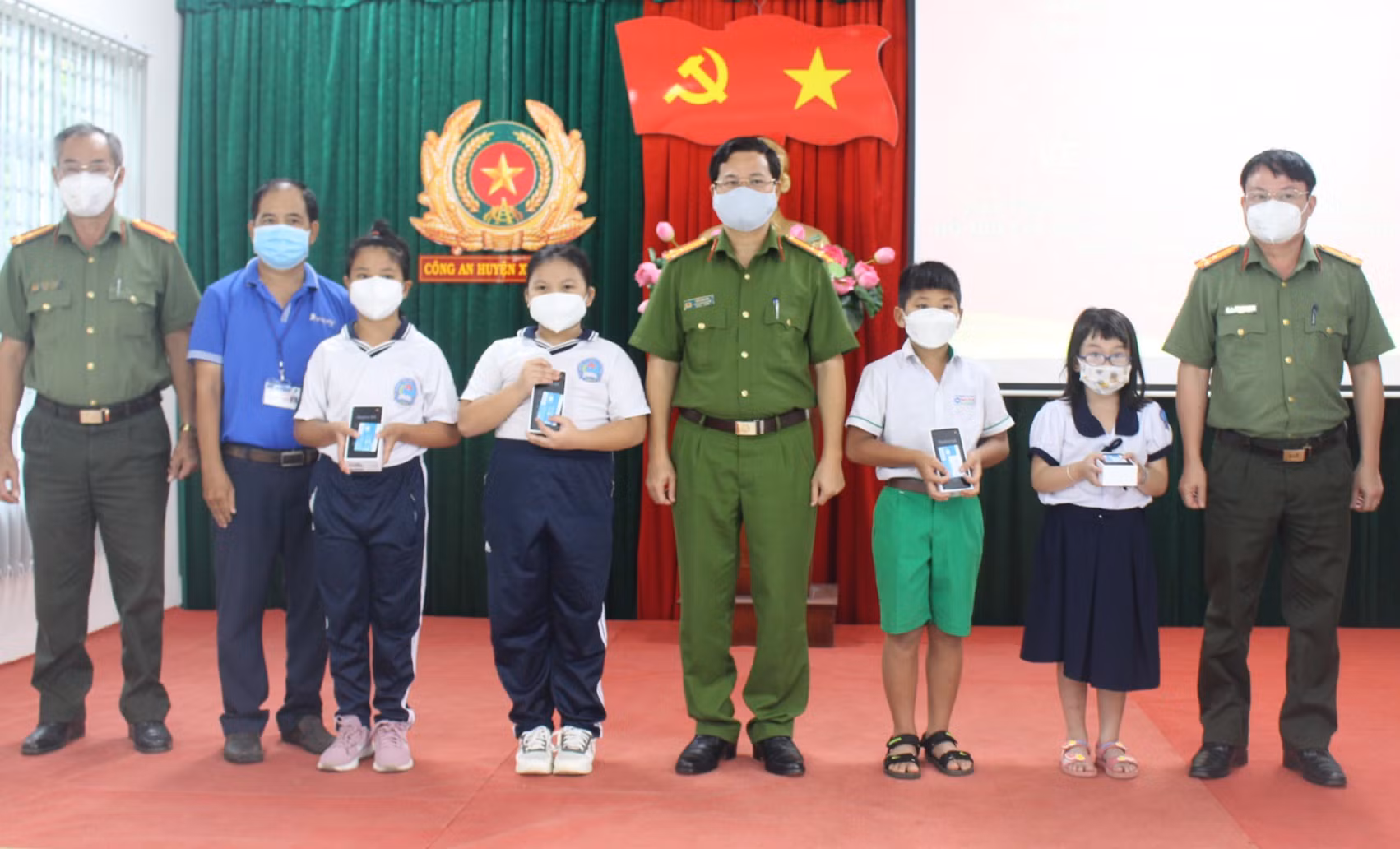 Công an huyện trao tặng máy tính bảng, điện thoại và quà Trung thu -0