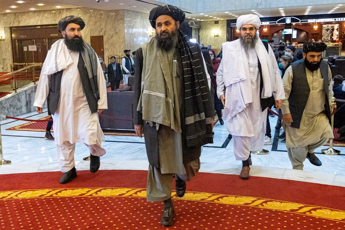 Ông Abdul Ghani Baradar (giữa) dẫn đầu phái đoàn Taliban tham dự Hội nghị hòa bình quốc tế ở Moscow - Nga ngày 18/3/2021. (Ảnh: Reuters)