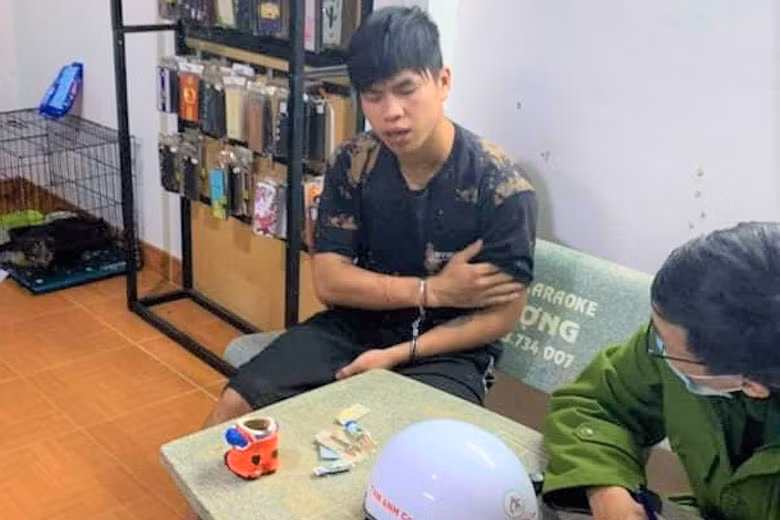 Dùng dao cứa cổ chủ nợ để cưỡng dâm, cướp tài sản -0