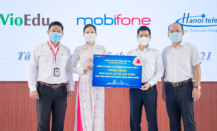 MobiFone trao 100 phần quà hỗ trợ học trực tuyến tới học sinh có hoàn cảnh khó khăn -0