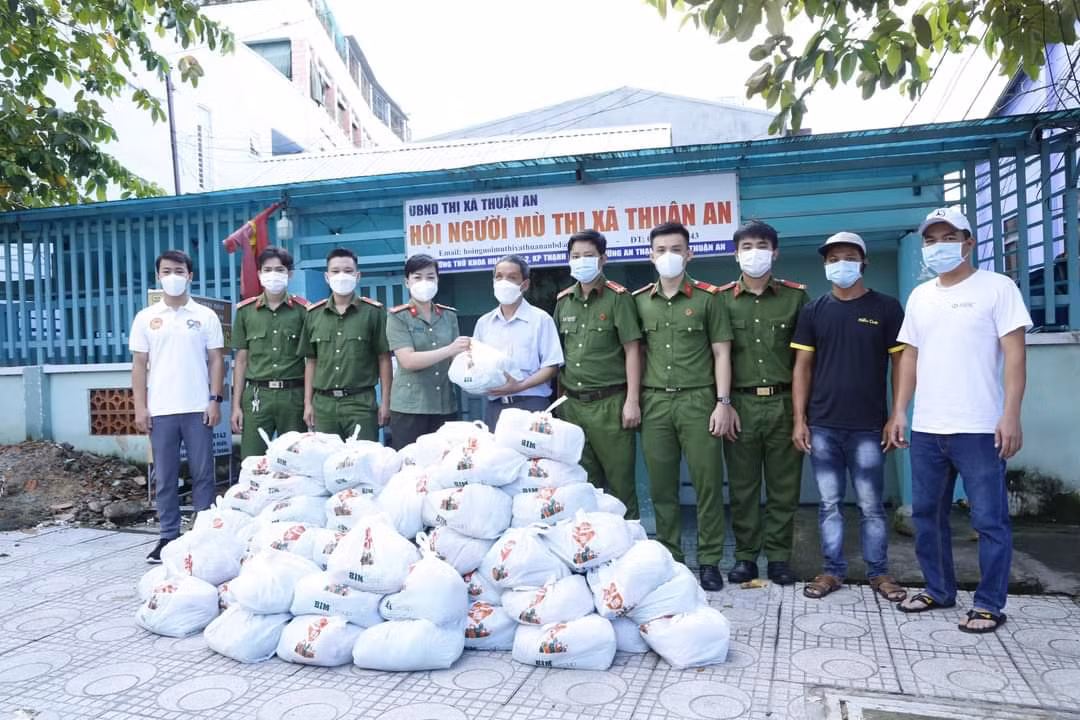 Công an Bình Dương trao hàng ngàn phần quà cho người nghèo, trẻ em và người mù -0