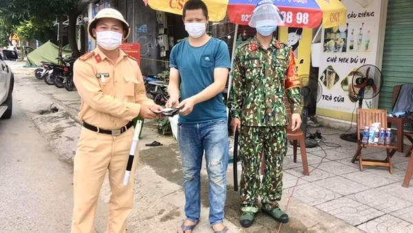 Chốt kiểm dịch trả lại 50 triệu đồng cho người dân đánh rơi ảnh 3