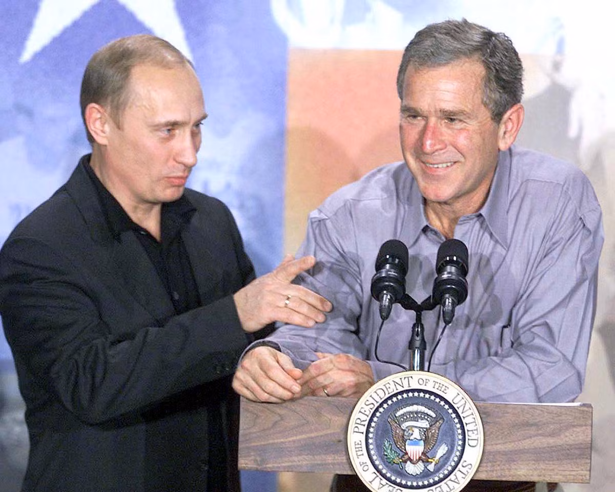 Tổng thống Putin và Tổng thống Bush nhân chuyến thăm Mỹ của nhà lãnh đạo Nga, tháng 11/2001. Ảnh: Wacotrib
