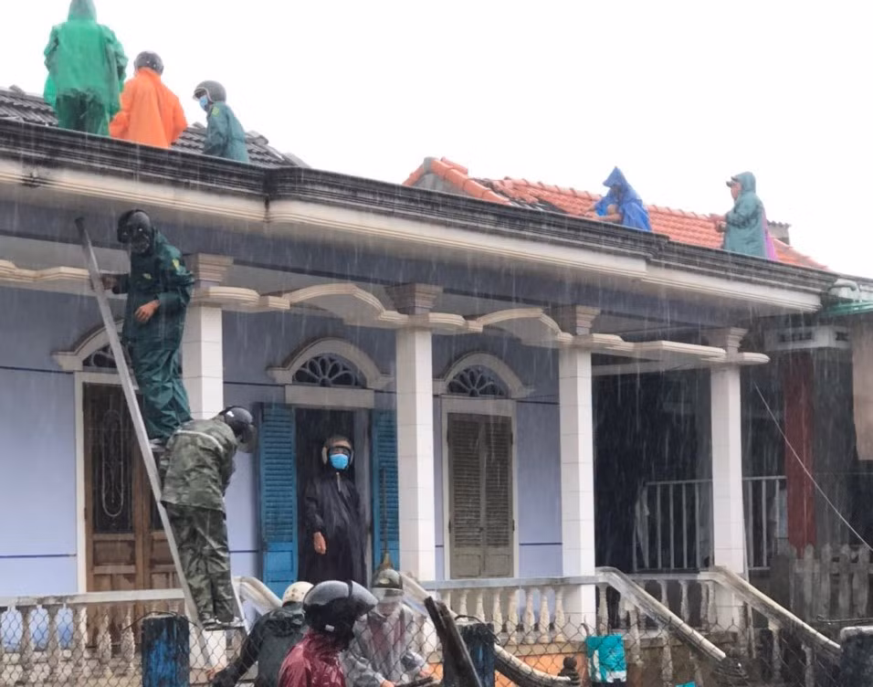 Công an xã ở Thừa Thiên Huế nỗ lực giúp dân khắc phục hậu quả mưa bão -0