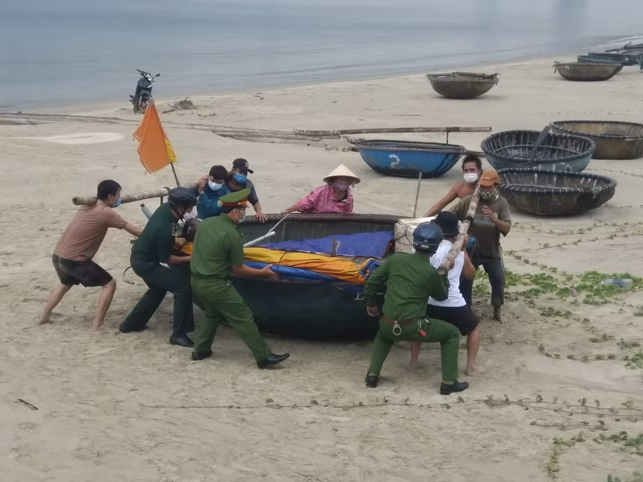 Công an đội mưa giúp người dân Đà Nẵng chống bão Côn Sơn -0