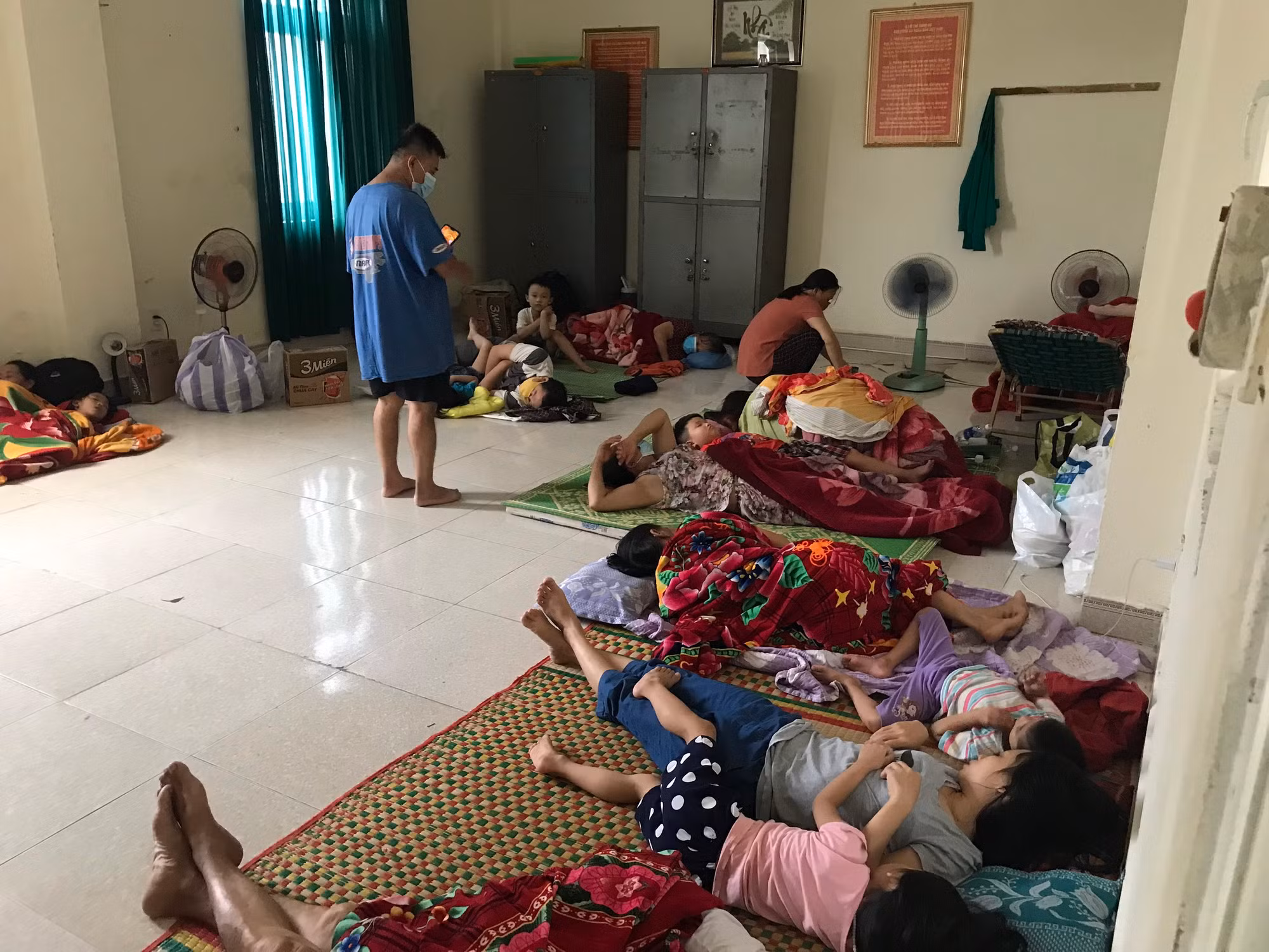 Công an đội mưa giúp người dân Đà Nẵng chống bão Côn Sơn -0