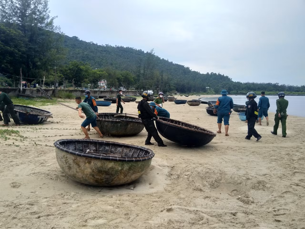 Công an đội mưa giúp người dân Đà Nẵng chống bão Côn Sơn -1