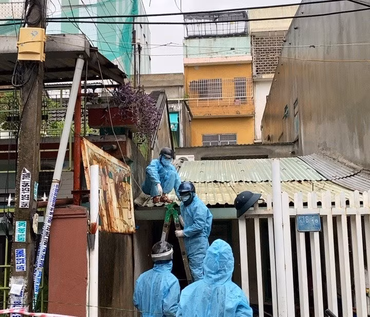 Công an đội mưa giúp người dân Đà Nẵng chống bão Côn Sơn -1