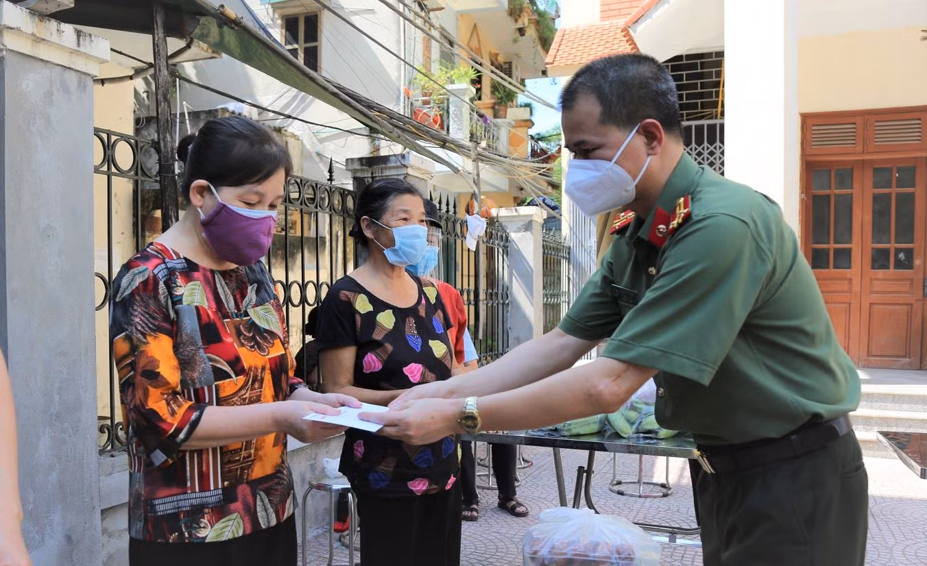 Báo CAND đồng hành cùng người dân khó khăn trong mùa dịch -0