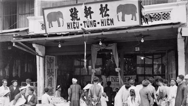 Xem các cụ quảng cáo… bánh Trung thu