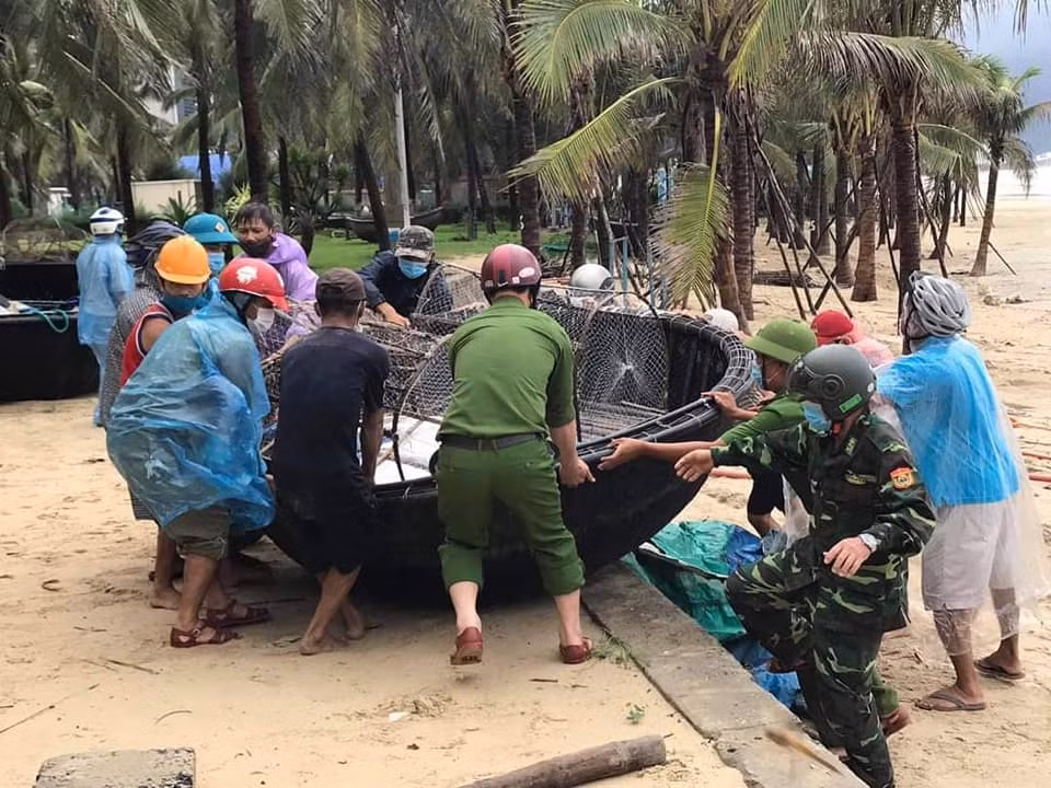 Công an các tỉnh miền Trung triển khai giúp dân đối phó bão số 5&nbsp;&nbsp;&nbsp; -0
